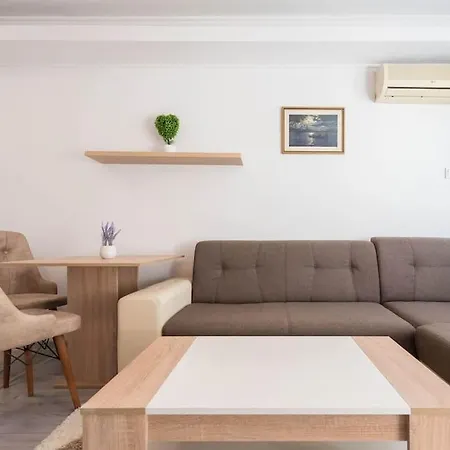 Homey Near Grand Mall ヴァルナ